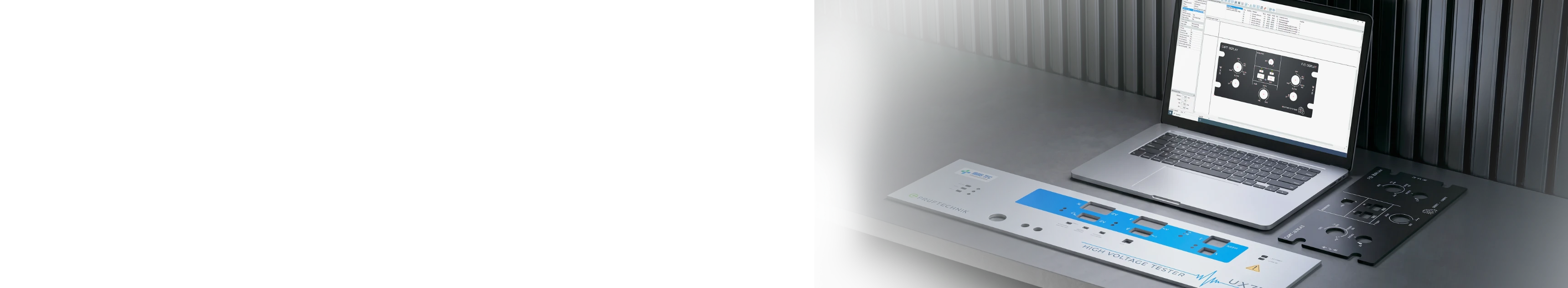 Arbeitsplatz mit Schreibutensilien, Messwerkzeugen und Frästeilen, sowie einem geöffneten Laptop, der die Frontplatten Designer-Software zeigt.