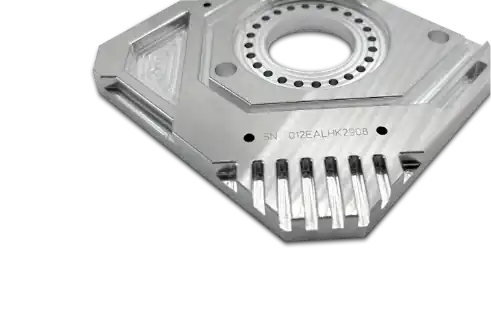 Dicke Aluminiumplatte mit Fasen und Radien an den Bohrungen, Planflächen und Außenkanten.