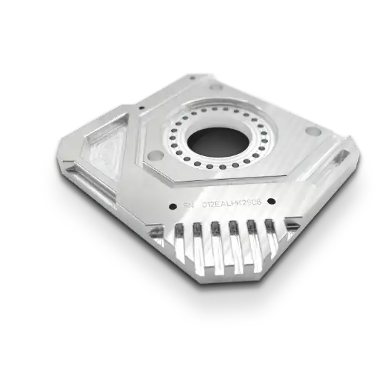 Quadratisches Frästeil aus Aluminium mit rundem Ausbruch und Planflächen