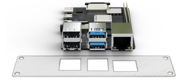 Skizze einer Frontplatte, liegend vor einem Raspberry Pi. Die Frontplatte steht symbolisch für den ersten Schritt und zeigt die Grundidee einer Verblendplatte als Ausgangspunkt des Projekts