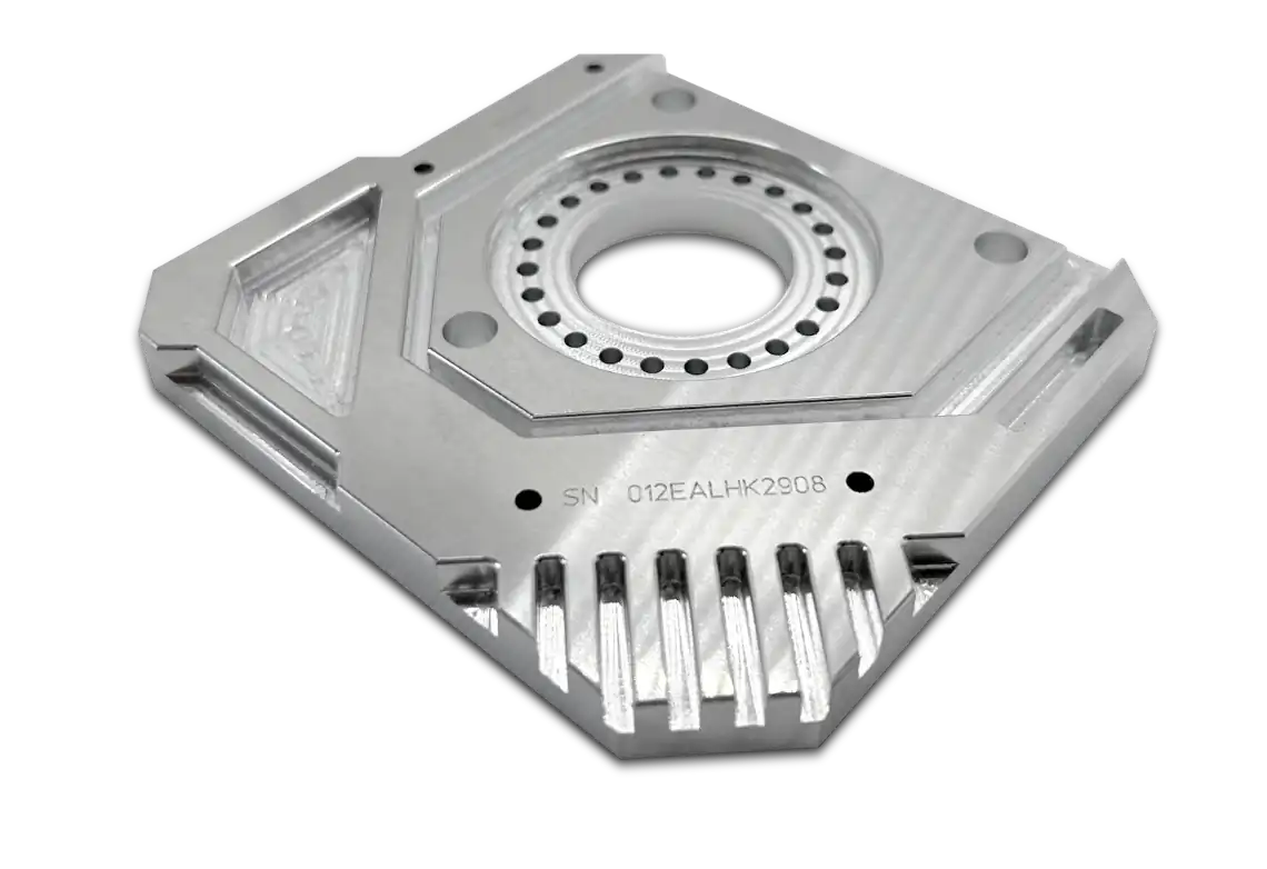 CNC-gefrästes Aluminiumteil mit Planflächen und geometrisch gefrästen Vertiefungen.