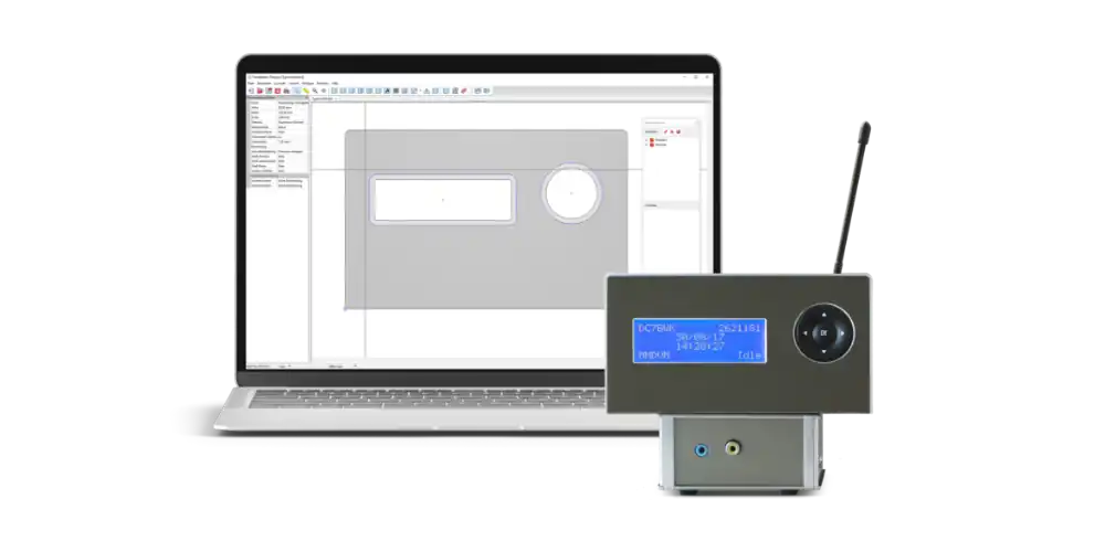 Laptop zeigt Frontplattendesign, davor passendes Gerät mit Display und Antenne auf dem Gehäuse.