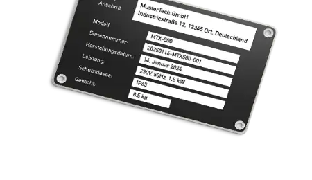 Schwarz-weißes Maschinenschild mit Seriennummer.