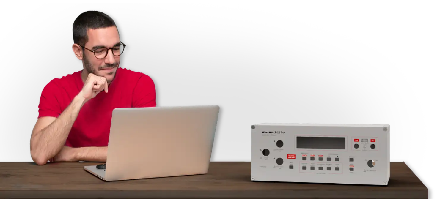 Männlicher Frontplatten-User vor einem Laptop mit designtem Gehäuse auf dem Schreibtisch