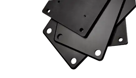 Vier kleine, aufgefächerte Frontplatten mit Bohrlöchern und schwarz-matter Eloxal-Oberfläche.