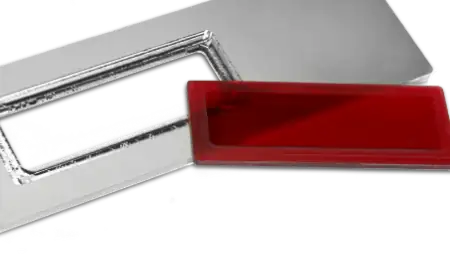 Naturfarbene, eloxierte Frontplatte mit Displayausschnitt und danebenliegender, passgenauer roter Acrylscheibe.