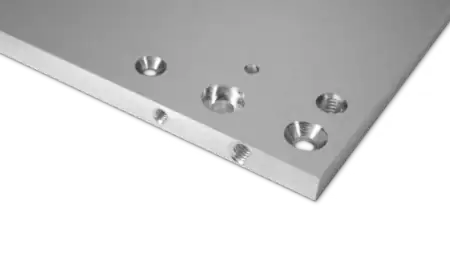 Naturfarbende Aluminumplatte mit Bohrlöchern auf der Platte und auf der Stirnseite.