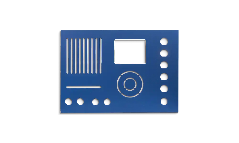 Blau eloxierte Aluminium-Frontplatte mit CNC-Fräsungen für Display, Lüftungsschlitze und Bedienelemente.
