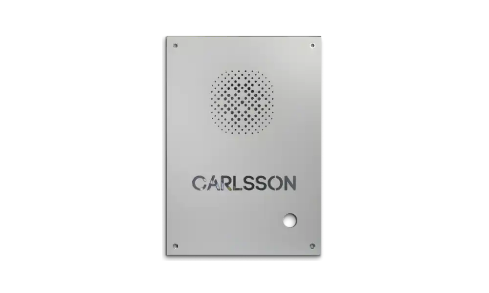 Natur eloxierte Aluminium-Frontplatte mit Lautsprecherlochung, gelasertem CARLSSON-Schriftzug und Bohrung.