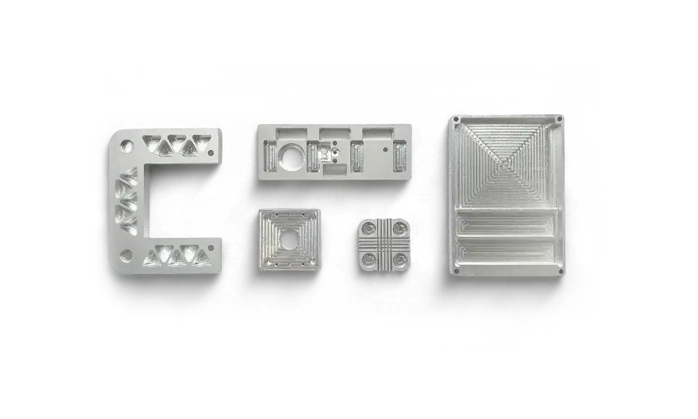 Kleinteile aus natur eloxiertem Aluminium, präzise CNC-gefräst für feinmechanische Anwendunge
