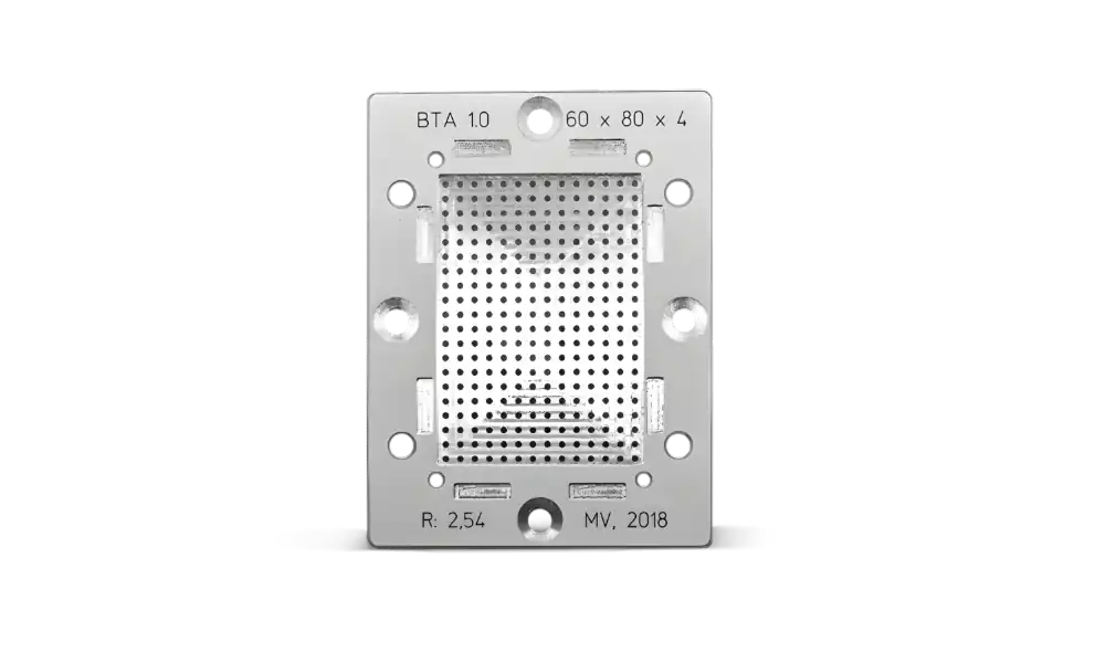 eloxiertes Aluminium-Kleinteil mit Lochraster, ausgelegt für mechanische Kontaktierung.