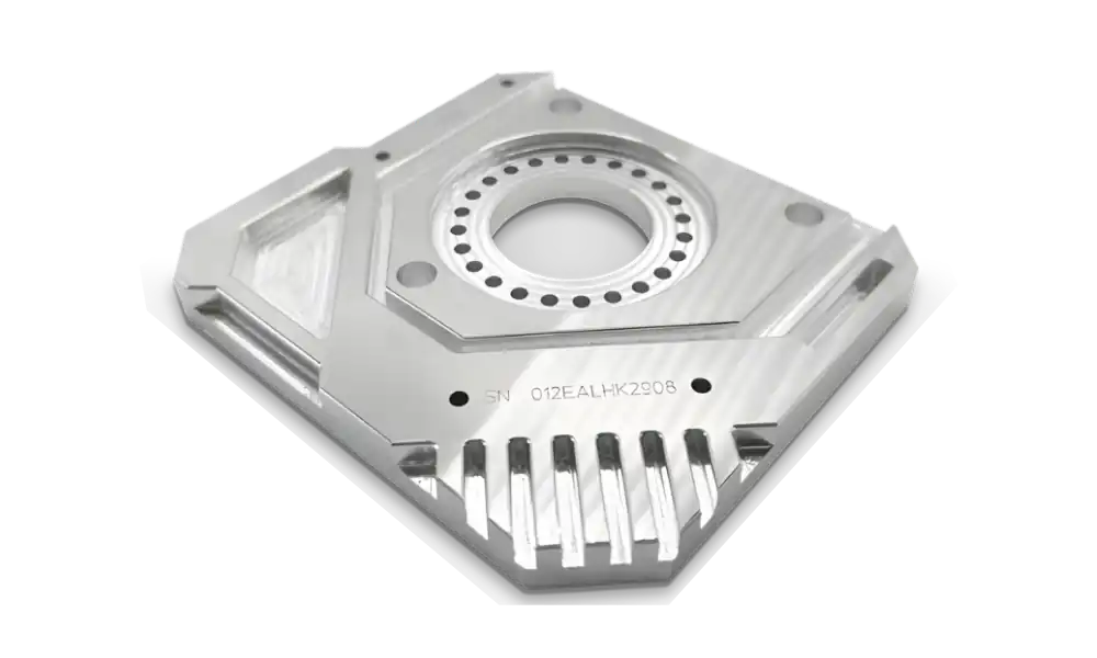 Naturbelassenes Aluminium-Bauteil, CNC-gefräst, mit komplexer Geometrie und Kühlrippen.