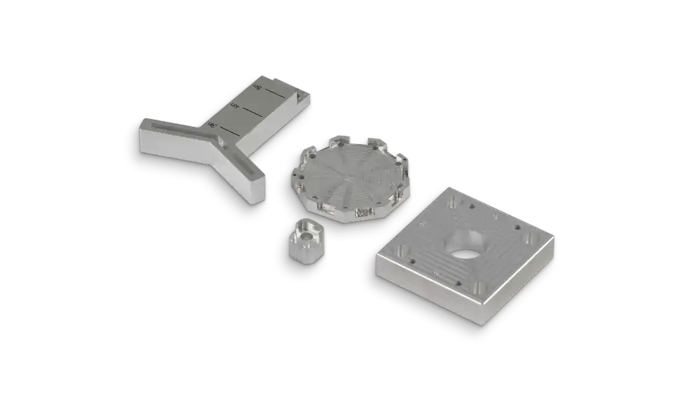 Kleinteile aus natur eloxiertem Aluminium, präzise CNC-gefräst für feinmechanische Anwendungen.
