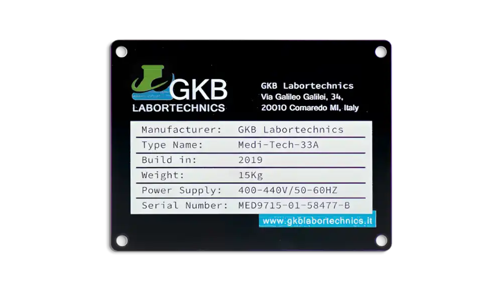 Typenschild des Laborgeräts Medi-Tech-33A von GKB Labortechnics mit technischen Daten und farbigem Logo.