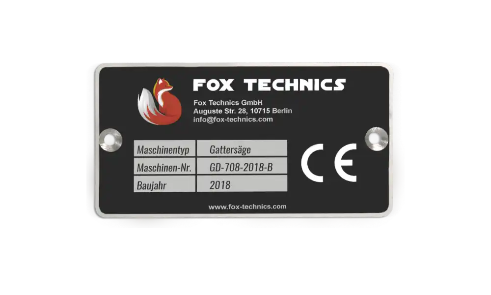 Muster-Typenschild aus schwarz eloxiertem Aluminium mit UV-Druck für technische Kennzeichnungen.