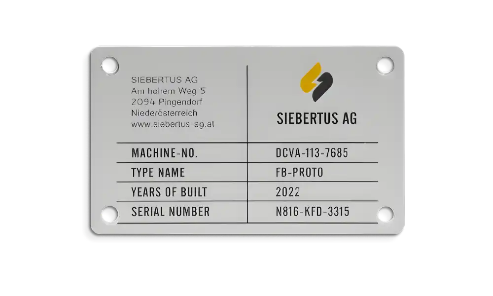 Industrielles Typenschild aus eloxiertem Aluminium, kombiniert mit Gravur und UV-bedruckter Gerätekennung.