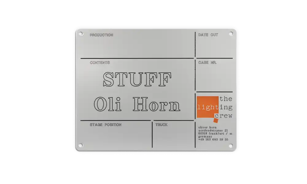 Case-Label aus natur eloxiertem Aluminium mit UV-Druck für die Veranstaltungstechnik, beschriftet mit ‚STUFF Oli Horn‘ und Feldern für Produktion und Logistik