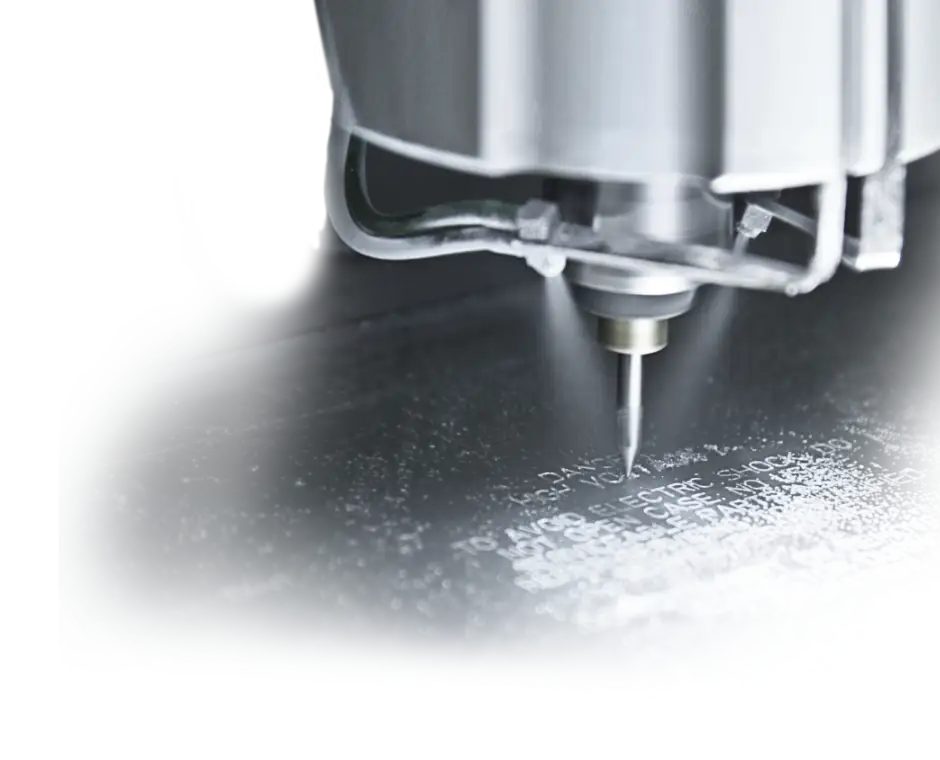 Nahaufnahme eines CNC-Fräskopfes bei der Bearbeitung von Aluminium in der Präzisionsfertigung