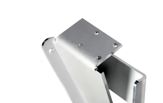 Natur eloxiertes Aluminium, an zwei Stirnseiten gebogen.