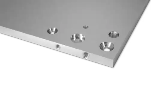 Naturfarbende Aluminumplatte mit Bohrlöchern auf der Platte und auf der Stirnseite.