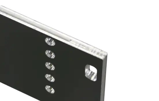Schwarz eloxierte Frontplatte mit Bohrungen und einer EMV-Nut an der Stirnseite.