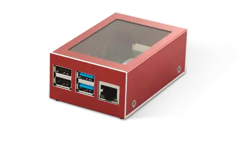 Rot eloxiertes Raspberry Pi Falt-Gehäuse mit drei Slots an der Vorderseite und klarer Acrylscheibe oben, die einen Einblick auf die verbaute Leiterplatte ermöglicht.