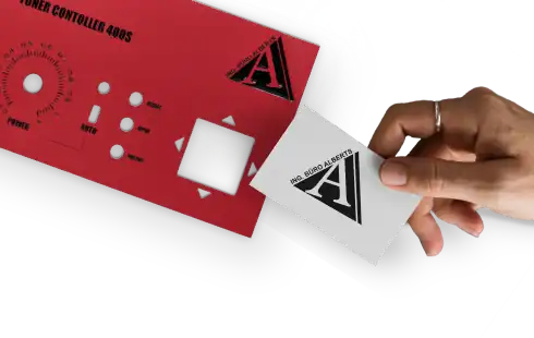 Eine in der Hand gehaltene Visitenkarte, die auf der Rückseite das Firmenlogo zeigt, ist ebenfalls als gefräste Gravur auf der rot eloxierten Frontplatte abgebildet.