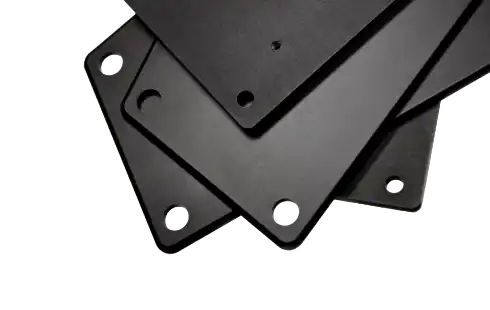 Vier kleine, aufgefächerte Frontplatten mit Bohrlöchern und schwarz-matter Eloxal-Oberfläche.