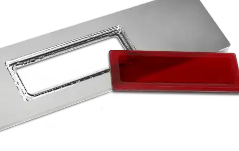 Naturfarbene, eloxierte Frontplatte mit Displayausschnitt und danebenliegender, passgenauer roter Acrylscheibe.