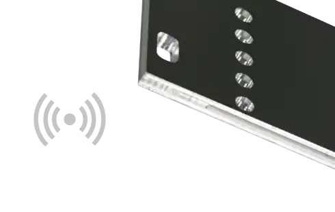 Schwarz eloxierte Frontplatte mit Bohrungen und einer EMV-Nut an der Stirnseite.
