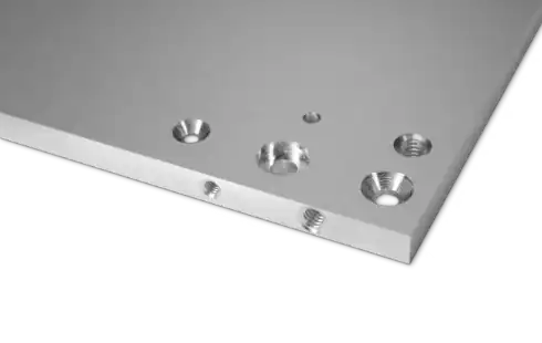 Naturfarbende Aluminumplatte mit Bohrlöchern auf der Platte und auf der Stirnseite.