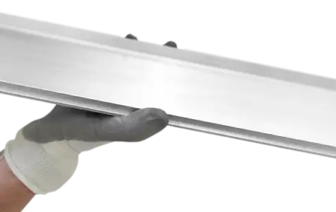 Von Hand gehaltene Schroff-Frontplatte aus kundenseitig bereitgestelltem Material.